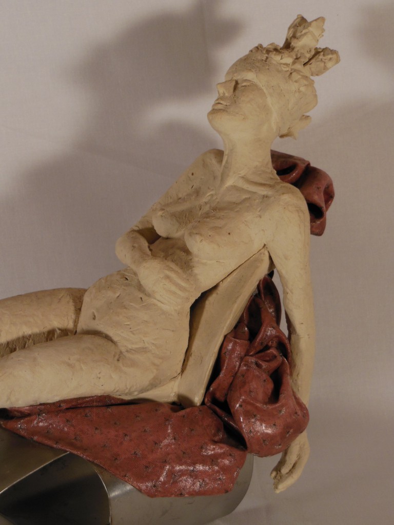 sculpture femme allongée, terre cuite et métal