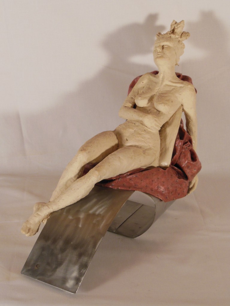sculpture femme allongée - terre cuite , métal