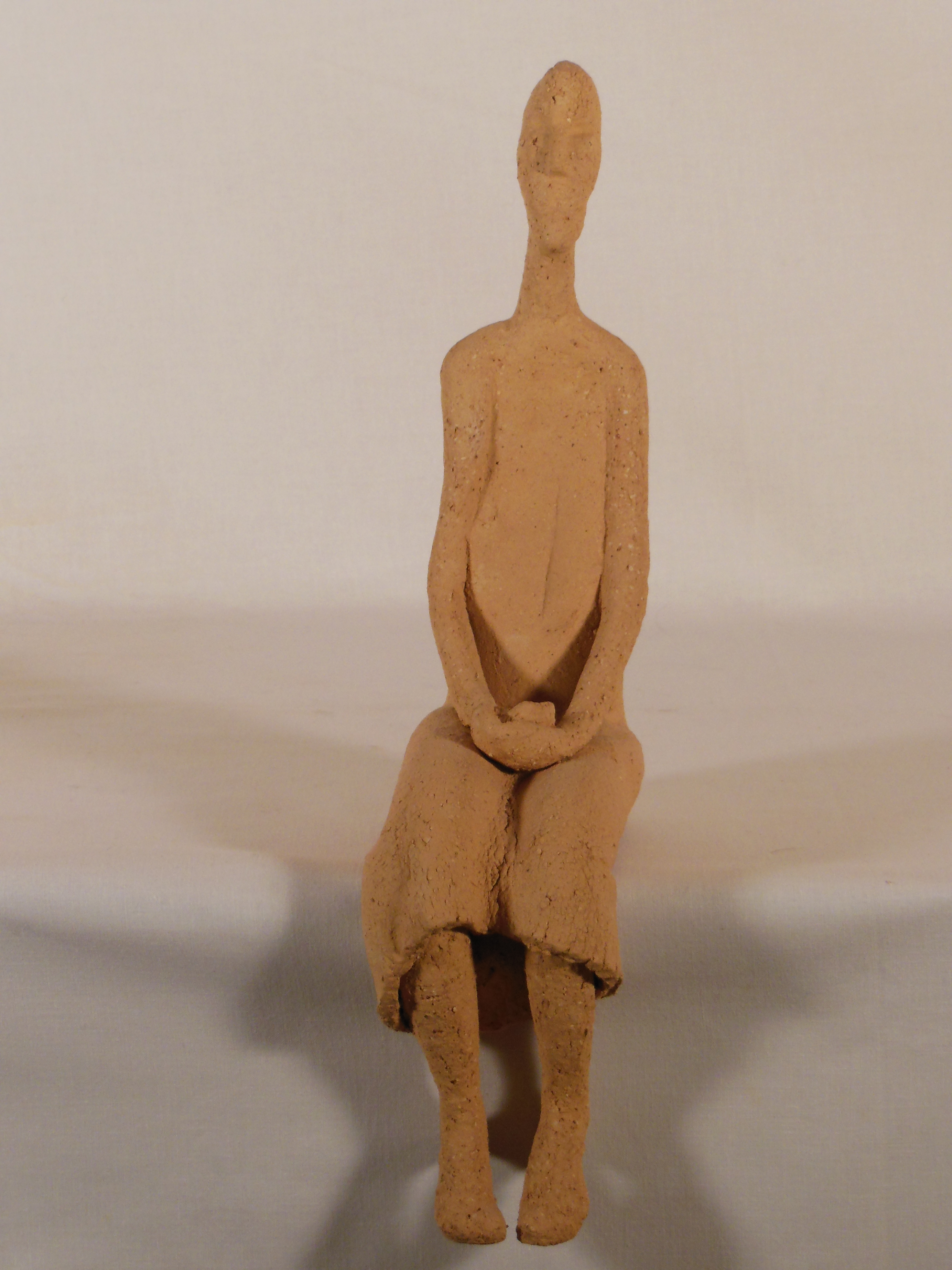Sculpture : femme en terre cuite