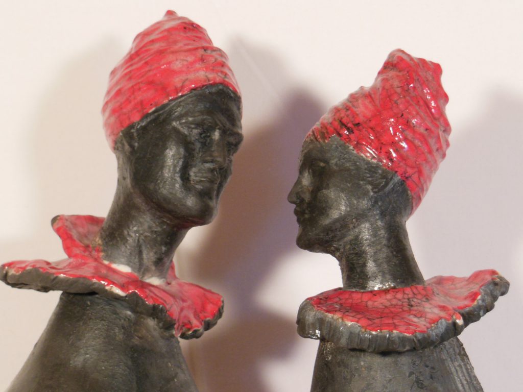Couple en raku noir et rouge - gros plan sur les têtes