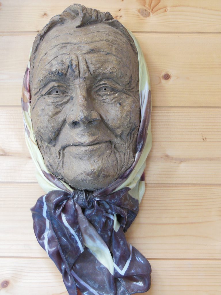 masque terre cuite femme au foulard