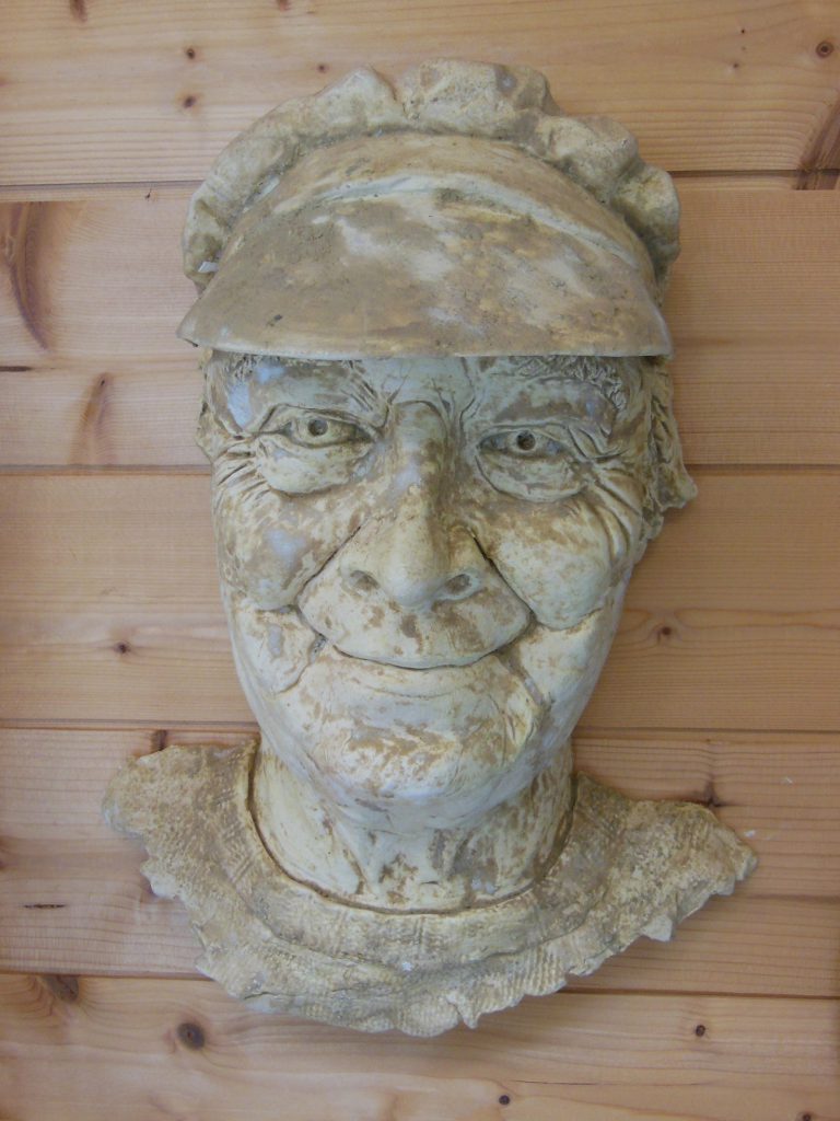 masque terre cuite - vieil homme à la casquette