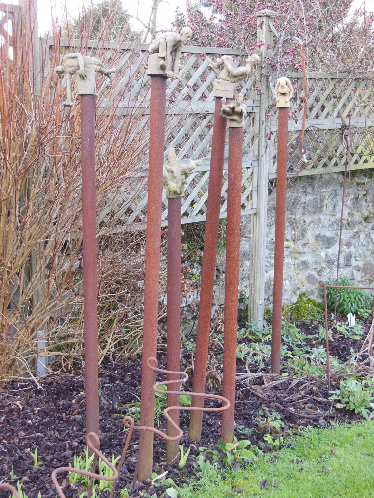 Sculptures de jardin en terre cuite sur colonnes en métal