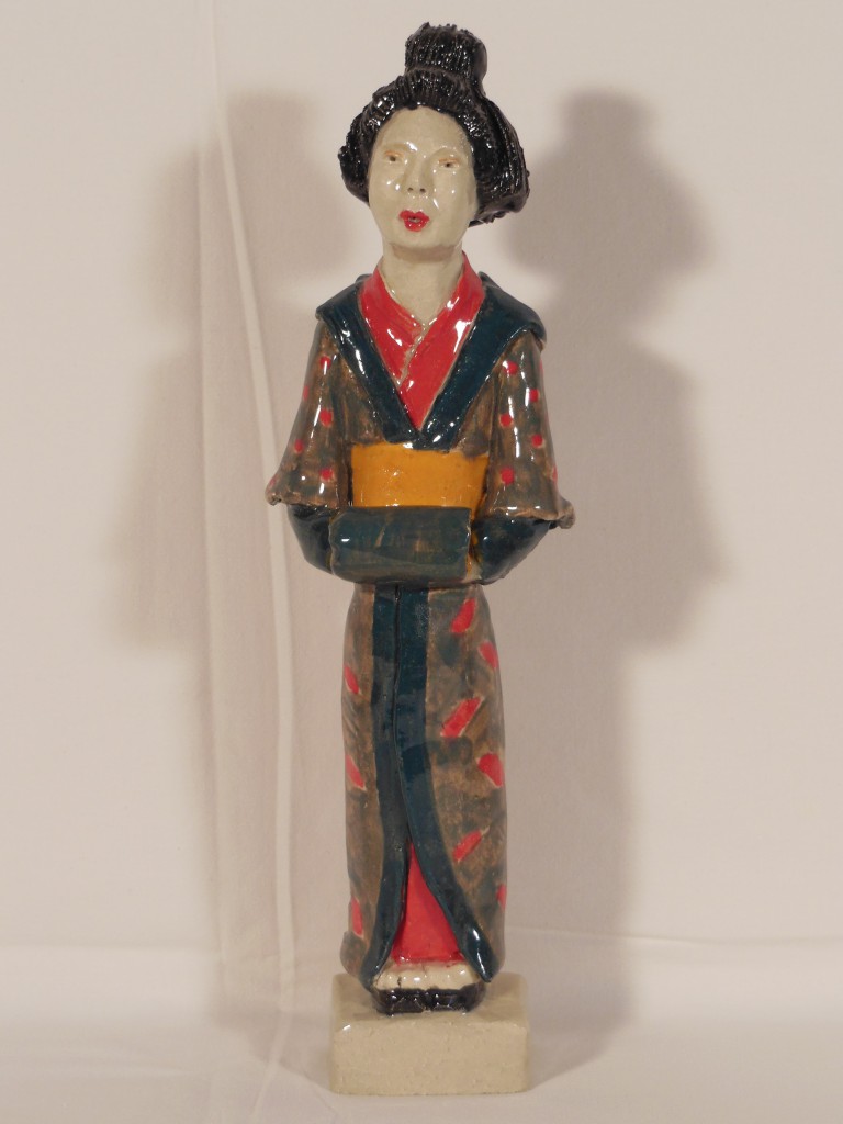 Geisha en terre cuite émaillée